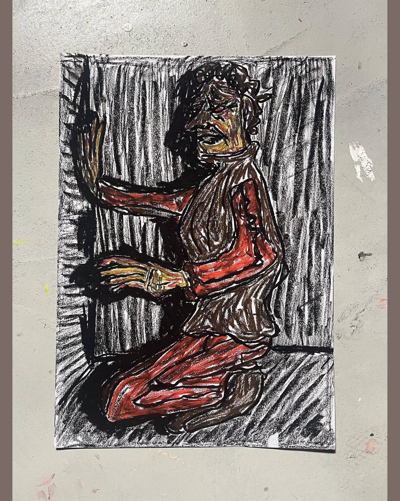 Rød figur, natten, pastelkridt på papir