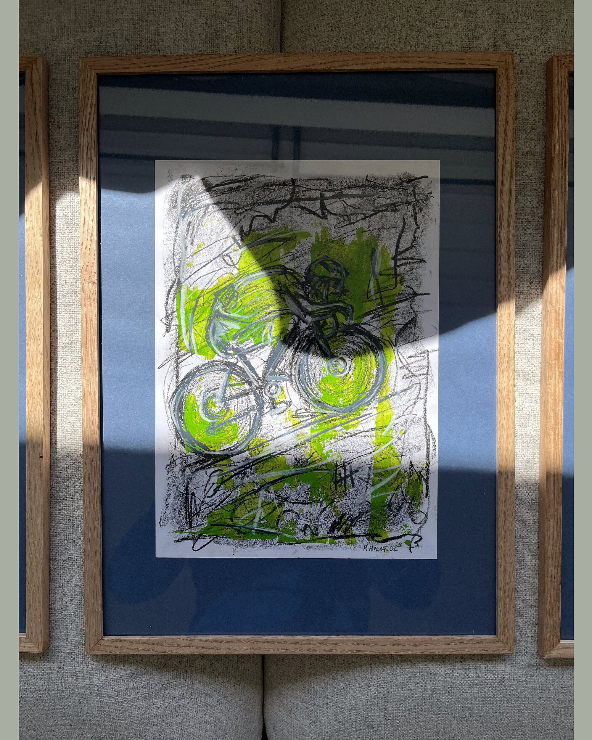 Cykler i limegrønt og sort, indrammet med blå passepartout