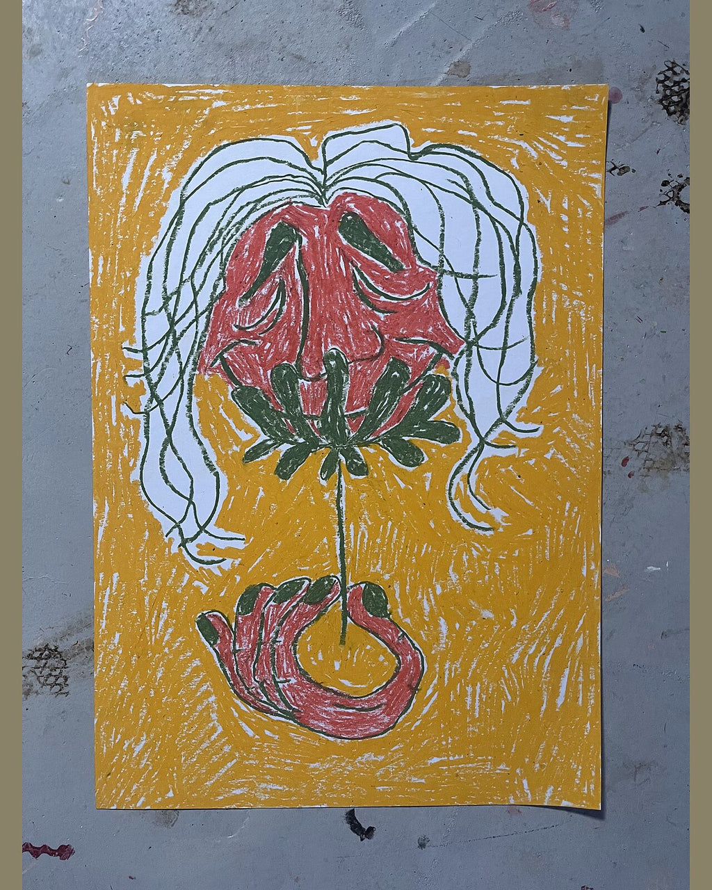 Rød blomst på gult, nærbillede